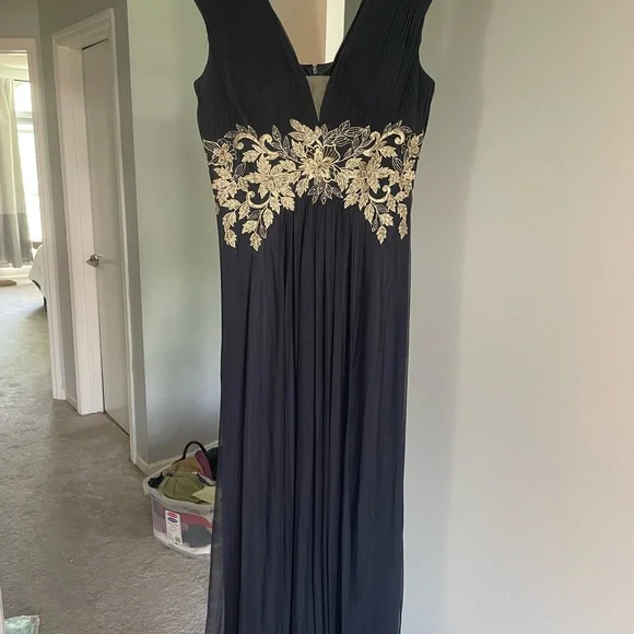 green emerald velvet dress Betsy & Adam Women's Long Halter Crepe Tiered Ruffle Gown, Navy, 2P at  Amazon Women's Clothing store